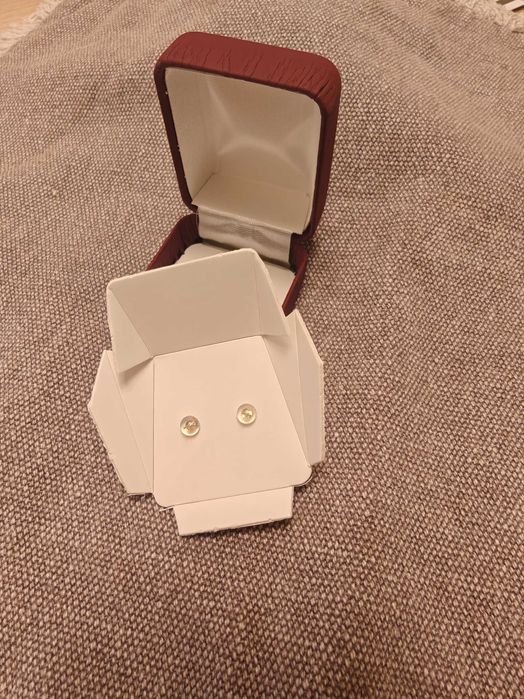 Златни обеци - елегантни с червен кристал