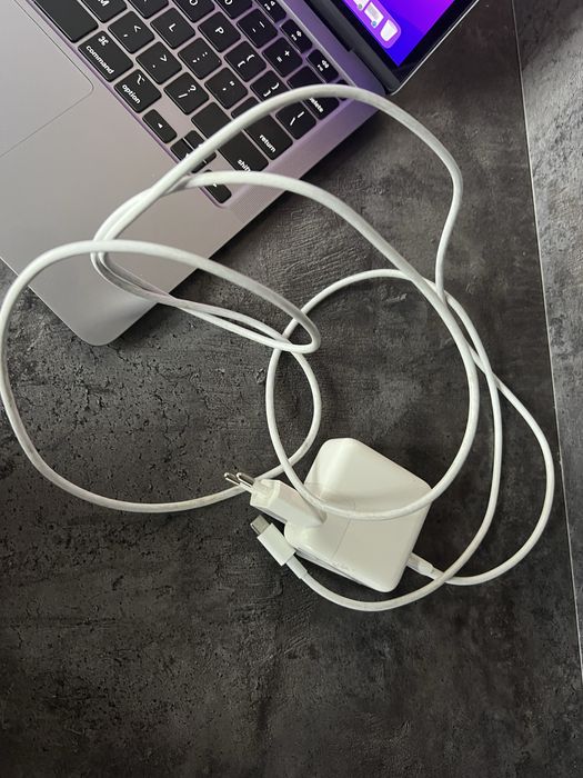 MacBook M1 8/256 гб 250.000
