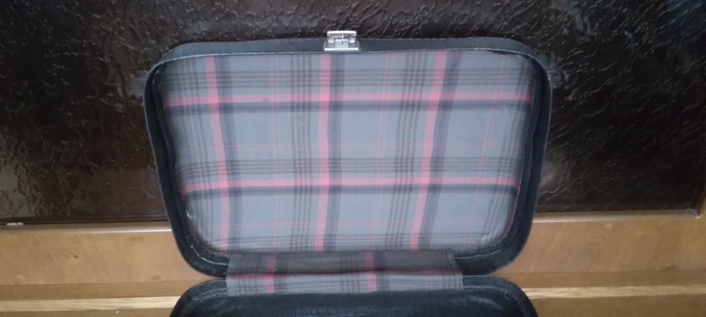 Чемодан чёрный советских времен