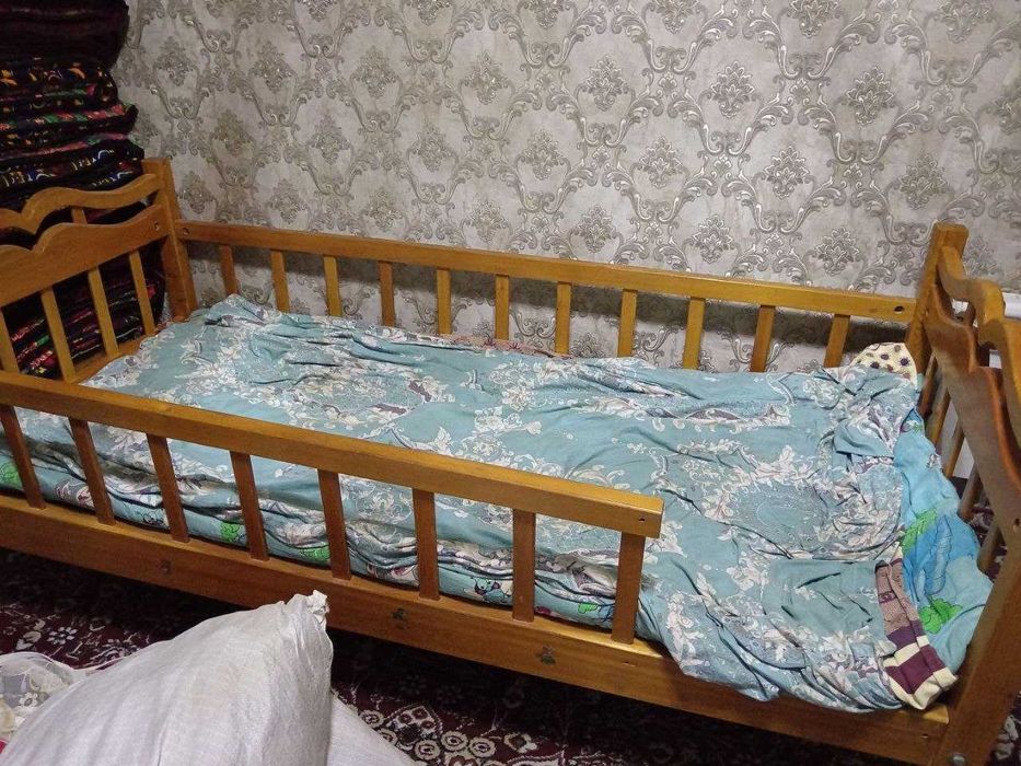 Karavat sotiladi 2 etajli otdelniy boladi yogochli 1.80 boyi