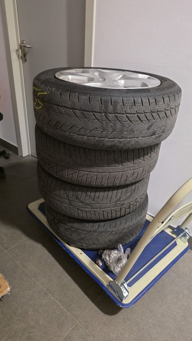 Oferta Set Jante tablă cu anvelope iarna,senzori,capace și piulițe.