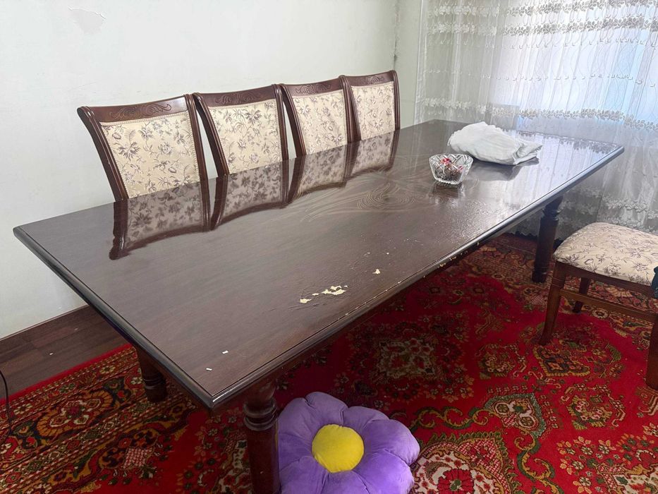 Продаётся стол для гостиной комплект с 8 стульями