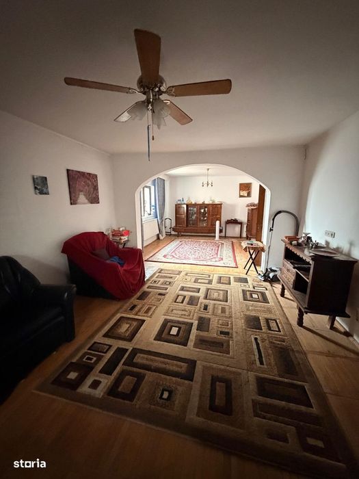 Casă de închiriat  garaj și aer condiționat  4camere 3bai pt muncitori