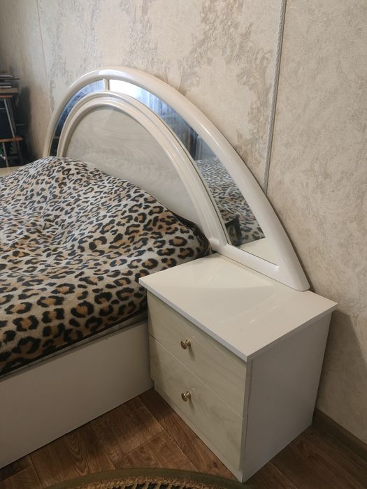 Кровать180*200,2 тумбы,комод с зеркалом.