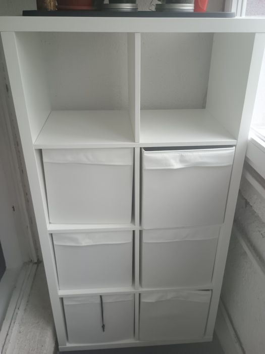 Vand etajera Kallax marca Ikea impreuna cu cutiile de depozitare