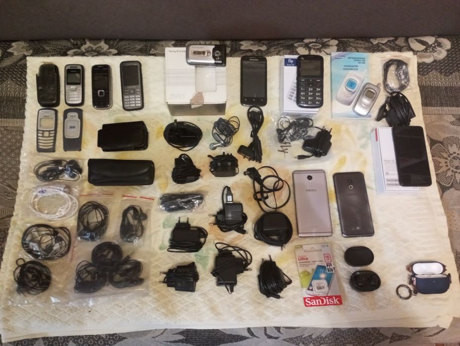 Телефоны и аксессуары к ним.