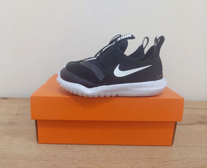 Чисто нови маратонки Nike Flex Runner