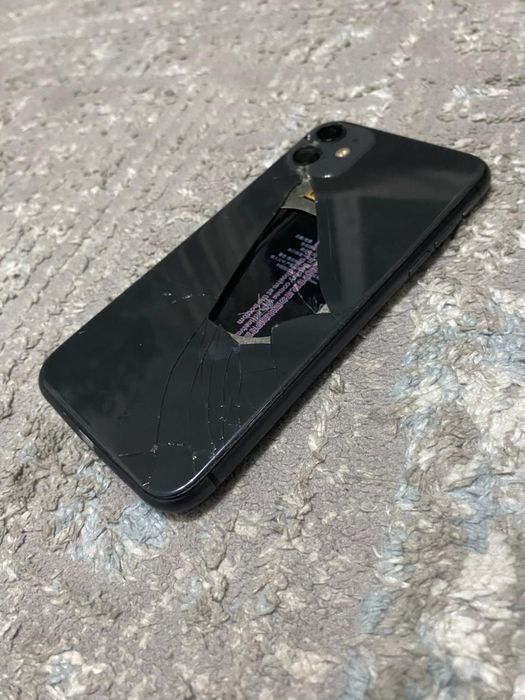 Продам на запчасти айфон 11