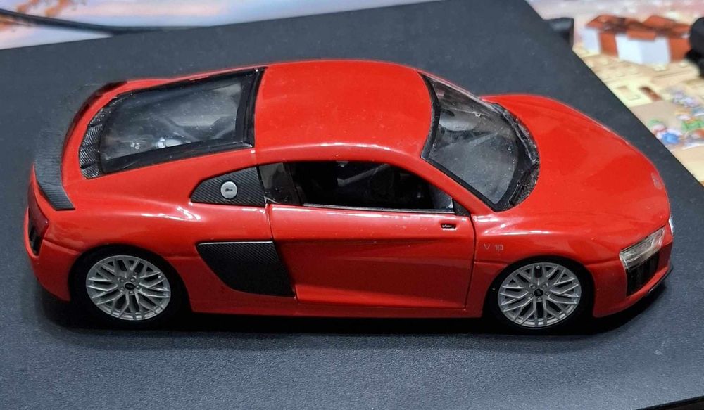 Vînd machetă AUDI R8 V10  PLUS  din metal de colecție scara 1 /24