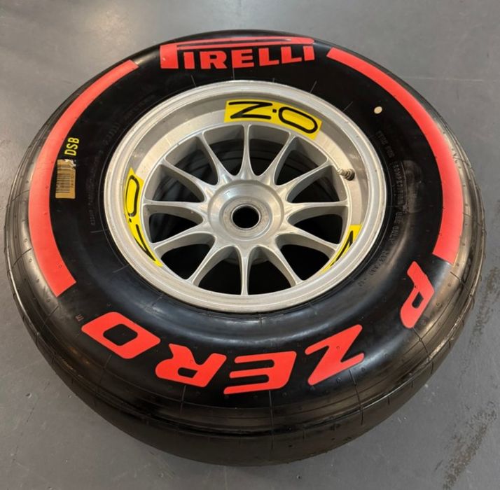 Оригинална Formula 1 гума с джанта – Pirelli & O.Z. Racing