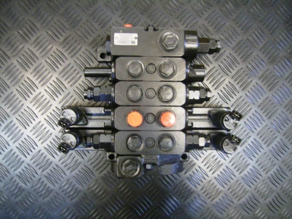 distribuitor hiraulic miniexcavator takeuchi tb107