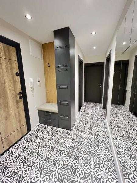 Дава се под наем Тристаен апартамент в Бургас, Център - 100 кв.м за 1275 € - Снимка #17
