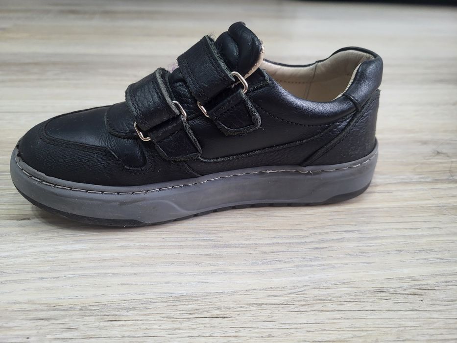 Детскую обувь продам