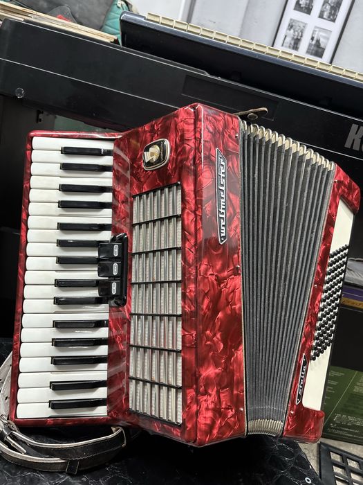 Acordeon Weltmeister Stella cu 72 de basi