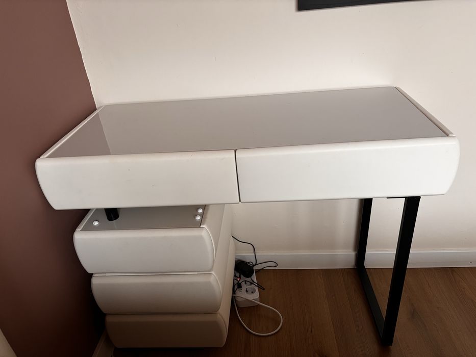 Уникална Тоалетка в бял/крем разтягаща се