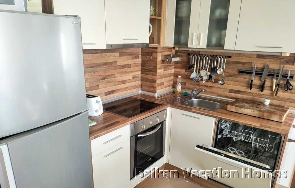 Голям тристаен апартамент с морска панорама в Бяла