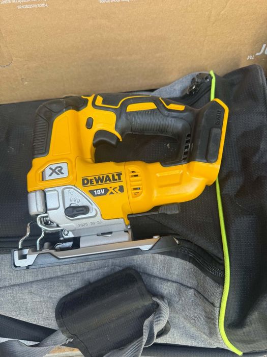 Продавам акумулаторен прободен трион DeWalt DCS334 18V XR Brushless.