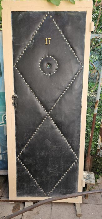 Металлическая дверь