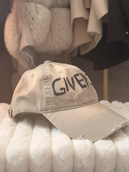 шапка с козирка Givenchy
