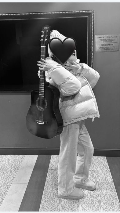 Бордовая гитара, стоит 20000 тысяц