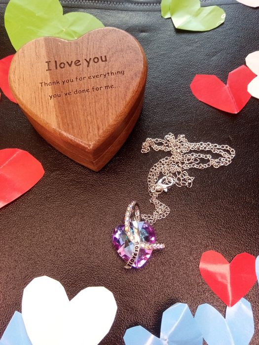 Дървена кутия с колие