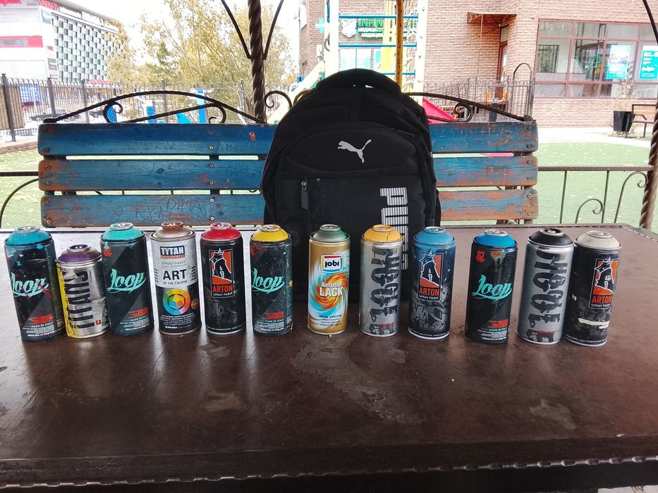 Баллончики с краской для граффити.