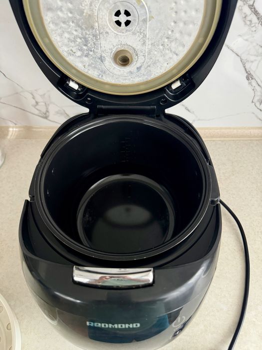 Мультиварка Редмонд REDMOND RMC-M90