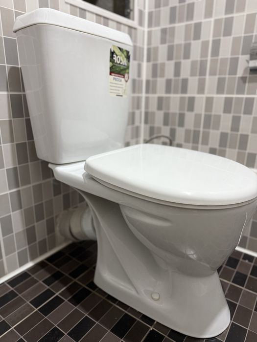 Унитаз с бачком, белый