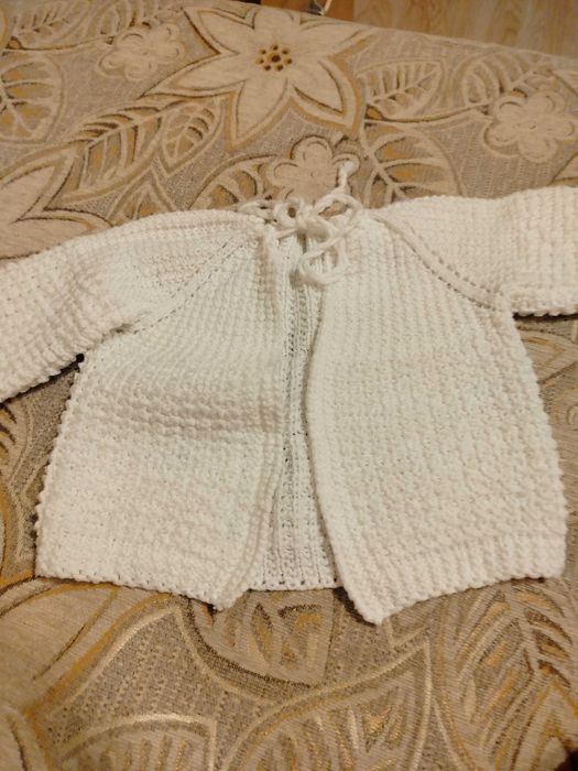 Детски ръчно плетени жилетки и елеци