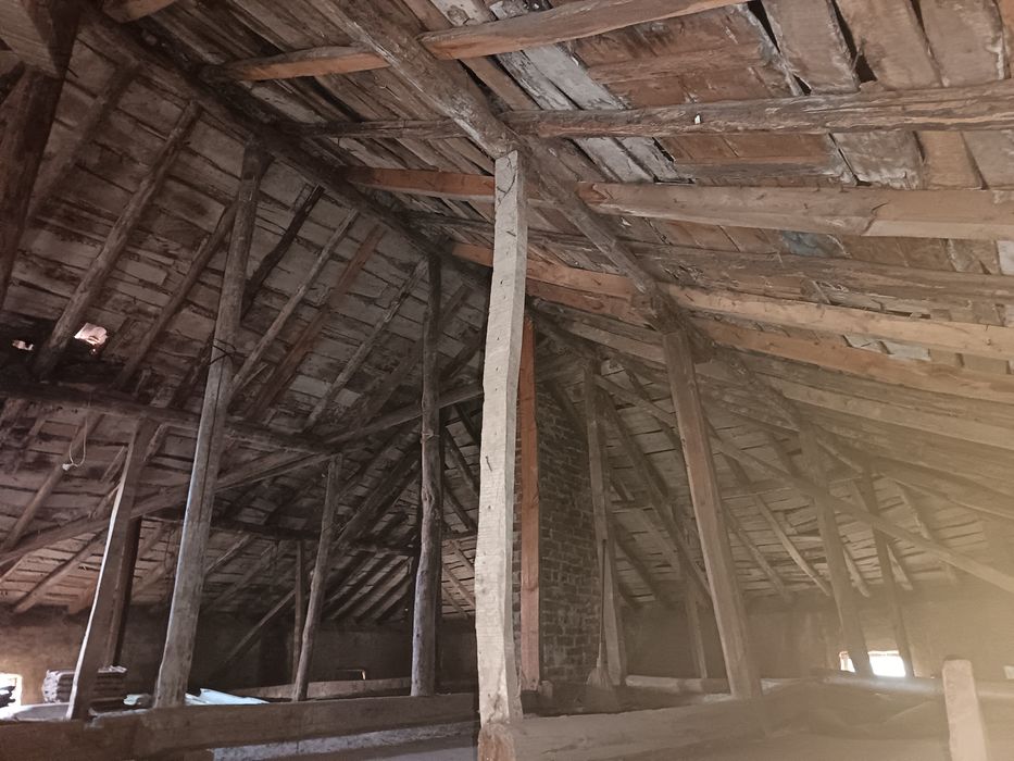 Масивна двуетажна къща в село Студена