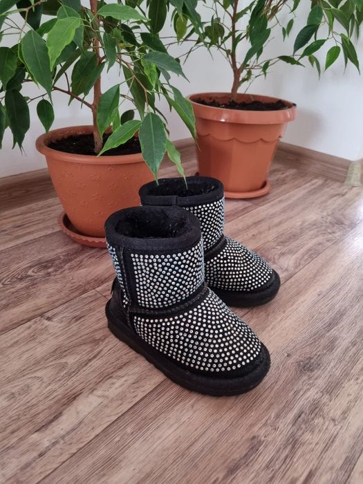 Продам угги оригинал для девочки.