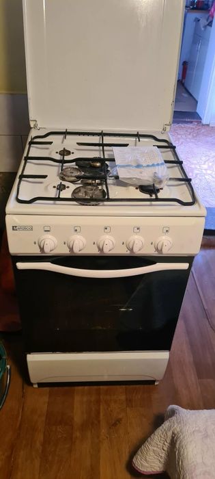 Vand masina de spalat arctic  ,aragaz,sifoner si canapea