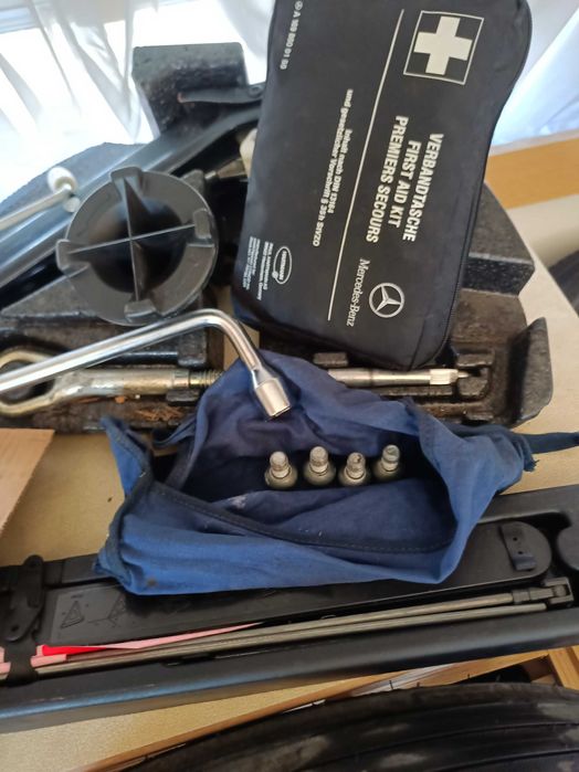 Патерици в комплект с останалите аксесоари за Мерцедес