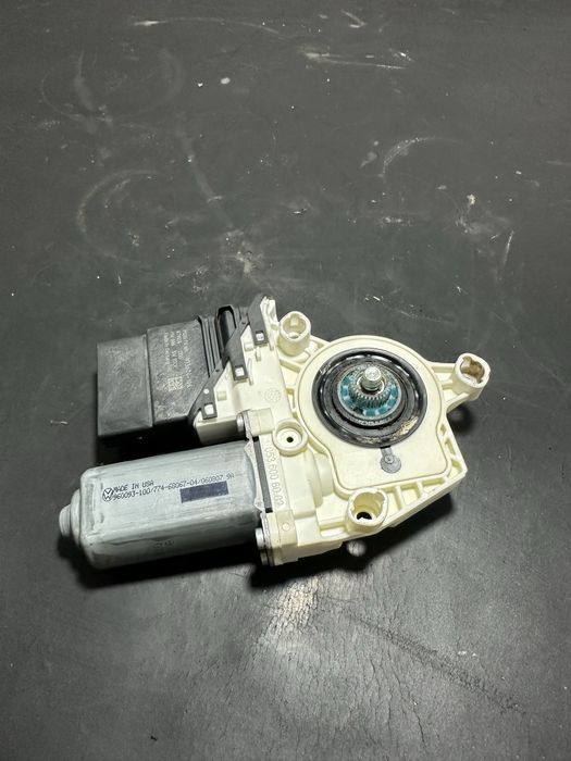 Motoras macara geam stanga spate Volkswagen vw golf 5 Jetta 1K583940G