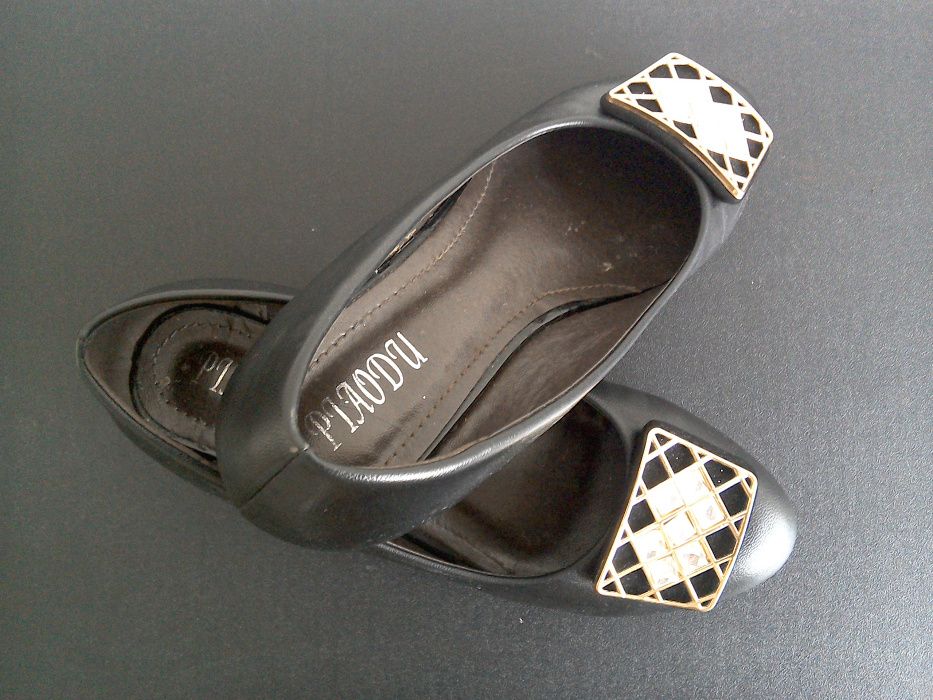 Pantofi deosebiți din piele ecologică, accesorizați în față