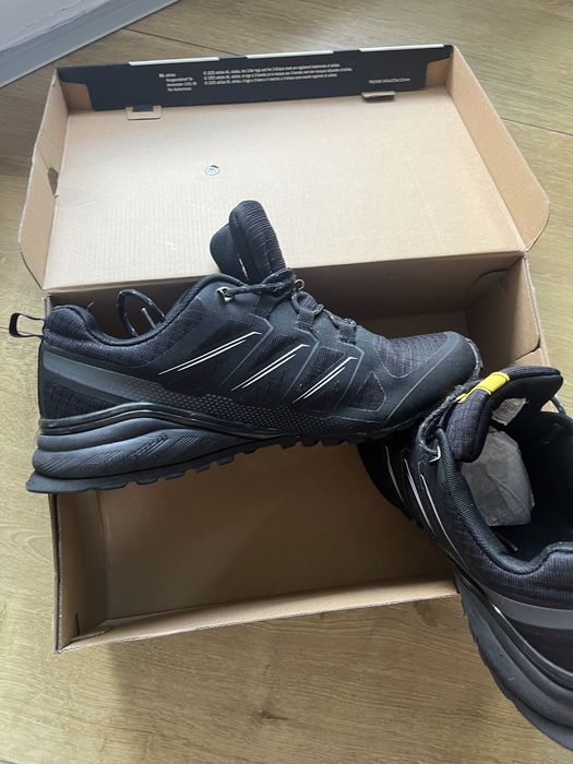 Pantofi trail running Umbro, mărime 44, stare bună