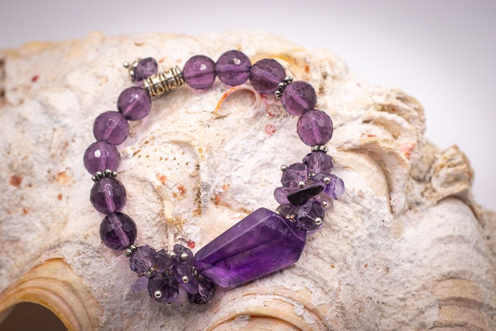 Гривни от полу скъпоценни камъни