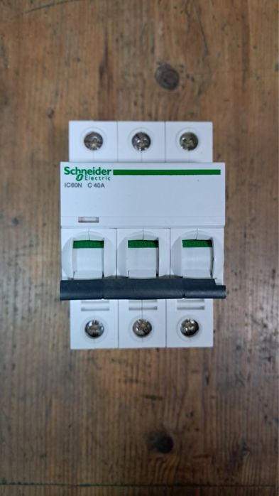Триполюсни автоматични прекъсвачи  Шнайдер