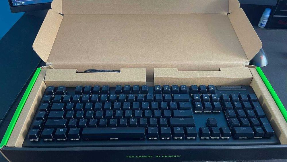 Razer BlackWidow V4 X | Green Switch US | Oтлично състояние | Гаранция до 14.11.2026
