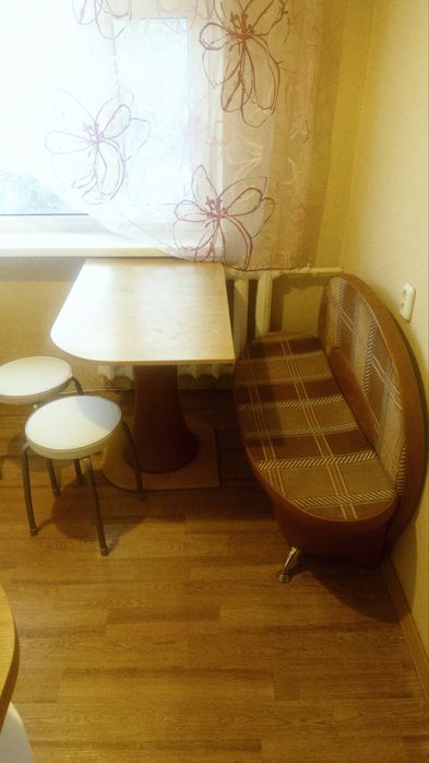 Стол, диван и стулья в кухню