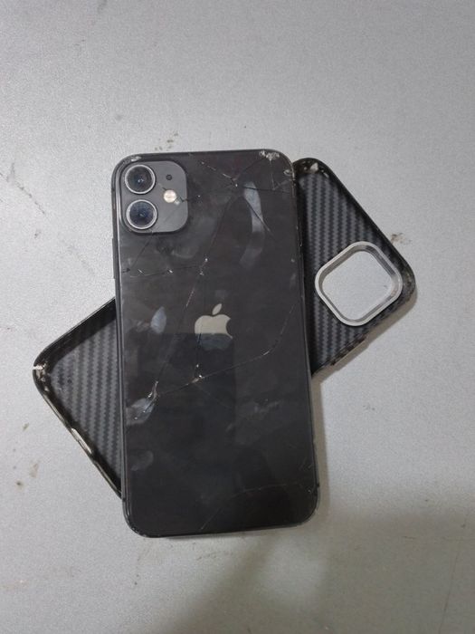 Iphone 11 aybi ekran almashgan yaxshisiga va krishka singan.