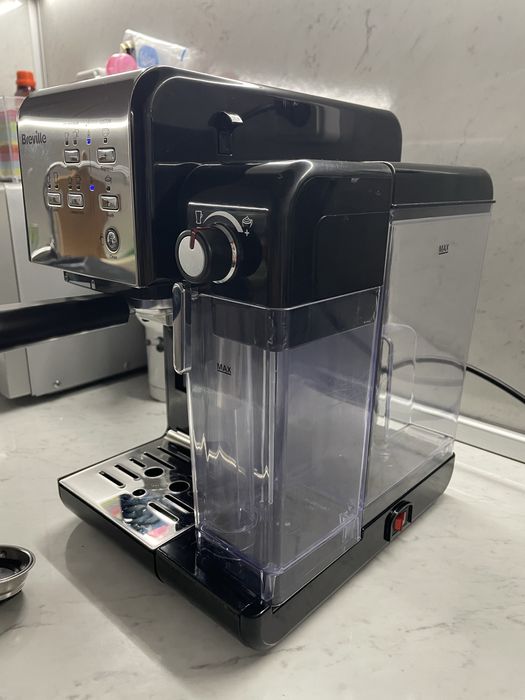 Кафе машина с ръкохватка  +капучино и лате