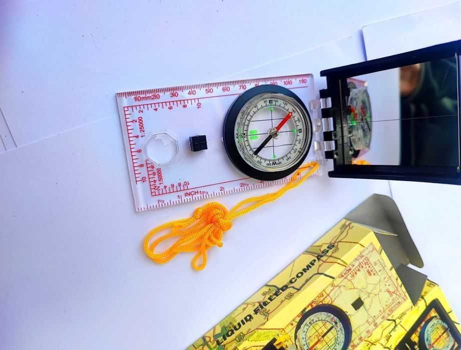 Компас - бусола за ориентиране  с огледало по азимут.