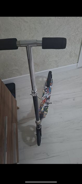 Самокат в граффити-стиле б/у