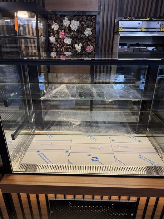 Хладилна витрина сладкарска