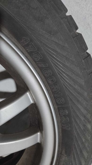 Set 4 jante originale Mini Cooper 175 / 60 / 16 cu anvelope iarna (foarte putin folosite)