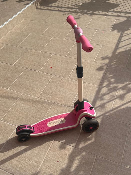 Детска тротинетка-светещи колела