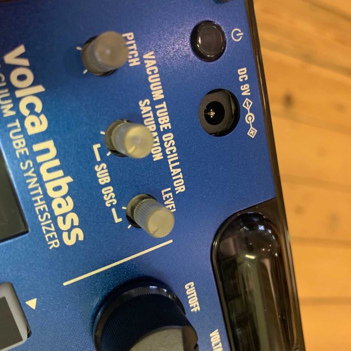 Продается синтезатор Korg Volca Nubass