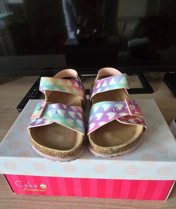 Продавам пантофки и сандалки