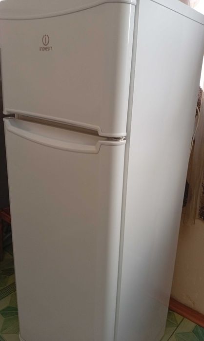 Продам холодильник indesit